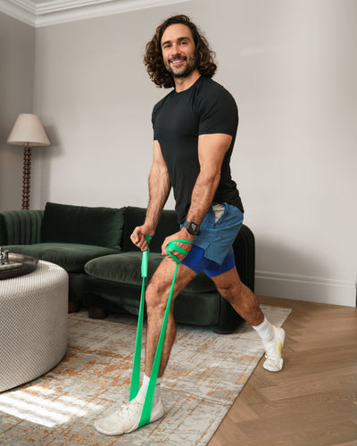 Man training at home with a flexa.fit resistance band